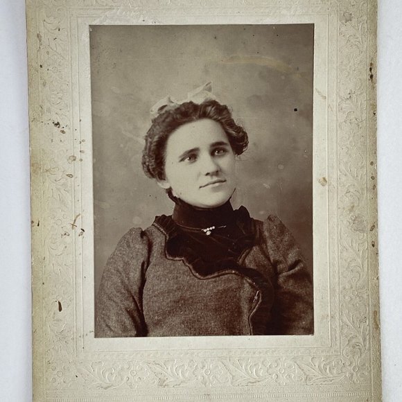 c1870 Cabinet Card Photo Young Woman Light Eyes Velvet High Neck Massie Read - Picture 1 of 8